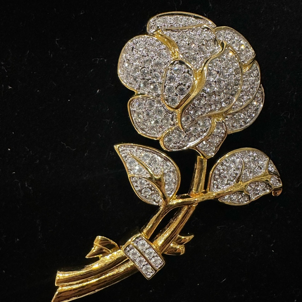 NOLAN MILLER PIN / BROOCH ROSE DESIGN PAVE RHINESTONES